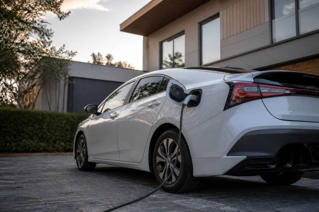 Avantages et inconvénients d’une voiture hybride