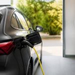 Comment recharger une voiture hybride : guide simple et pratique