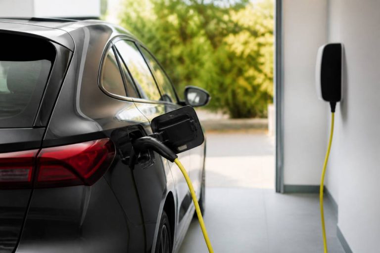 Comment recharger une voiture hybride : guide simple et pratique