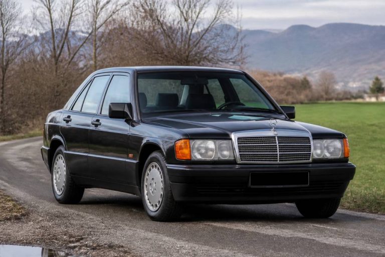 190 Mercedes 199 histoire, caractéristiques et valeur de cette berline emblématique