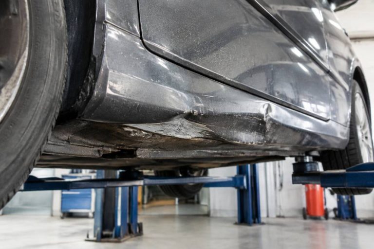 Bas de caisse enfoncé : causes, réparation et coût des travaux