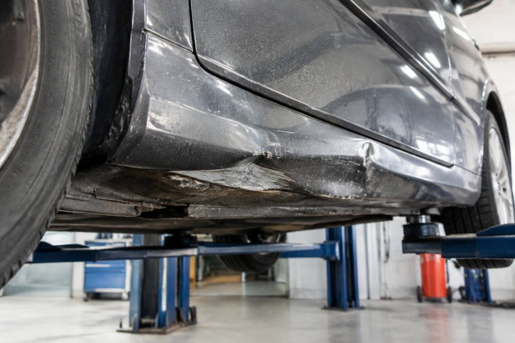 Bas de caisse enfoncé : causes, réparation et coût des travaux