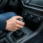 Boite de vitesse qui lâche en roulant : causes, risques et solutions