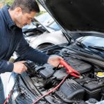 Brancher une pince de batterie : les étapes pour démarrer une voiture en toute sécurité