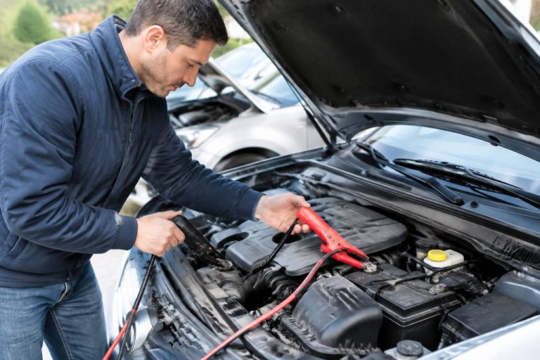 Brancher une pince de batterie : les étapes pour démarrer une voiture en toute sécurité